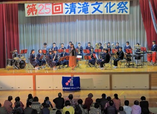 日高西中学校吹奏楽部の演奏